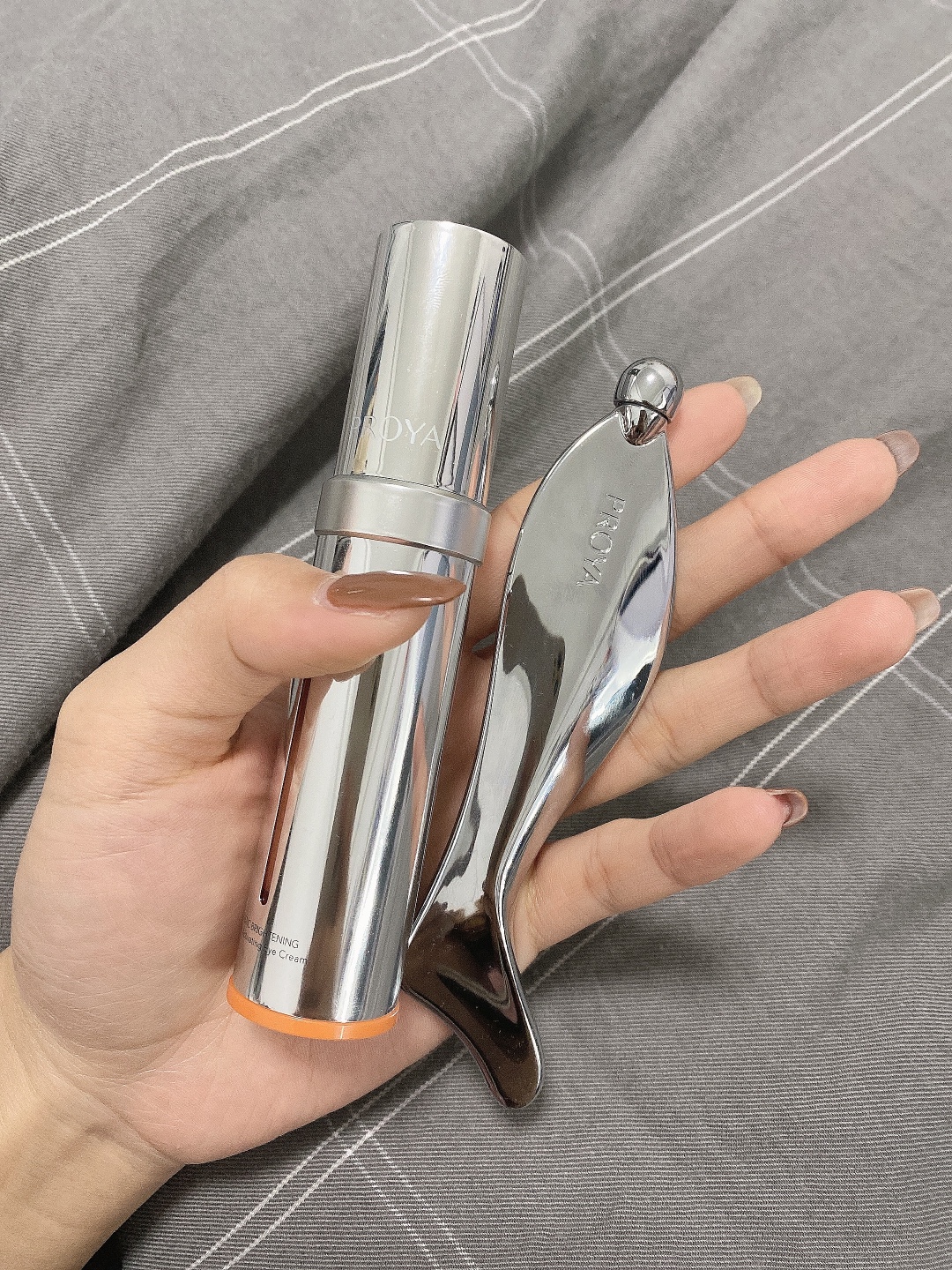 眼霜—Kerrykerry宝贝收到了 ，刚用肌肤嘟噜嘟噜的喝水  ，用完之后脸明显变白了 ，很喜欢